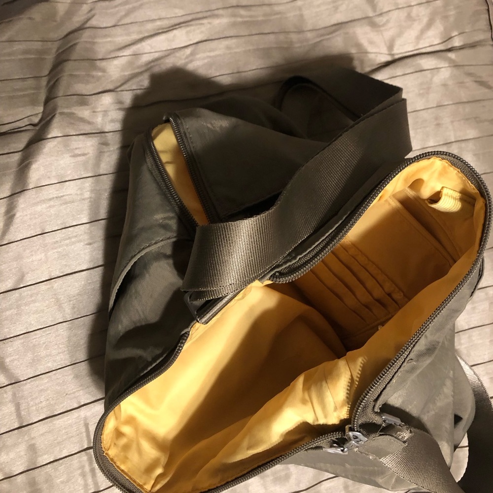 Baggallini tan bag